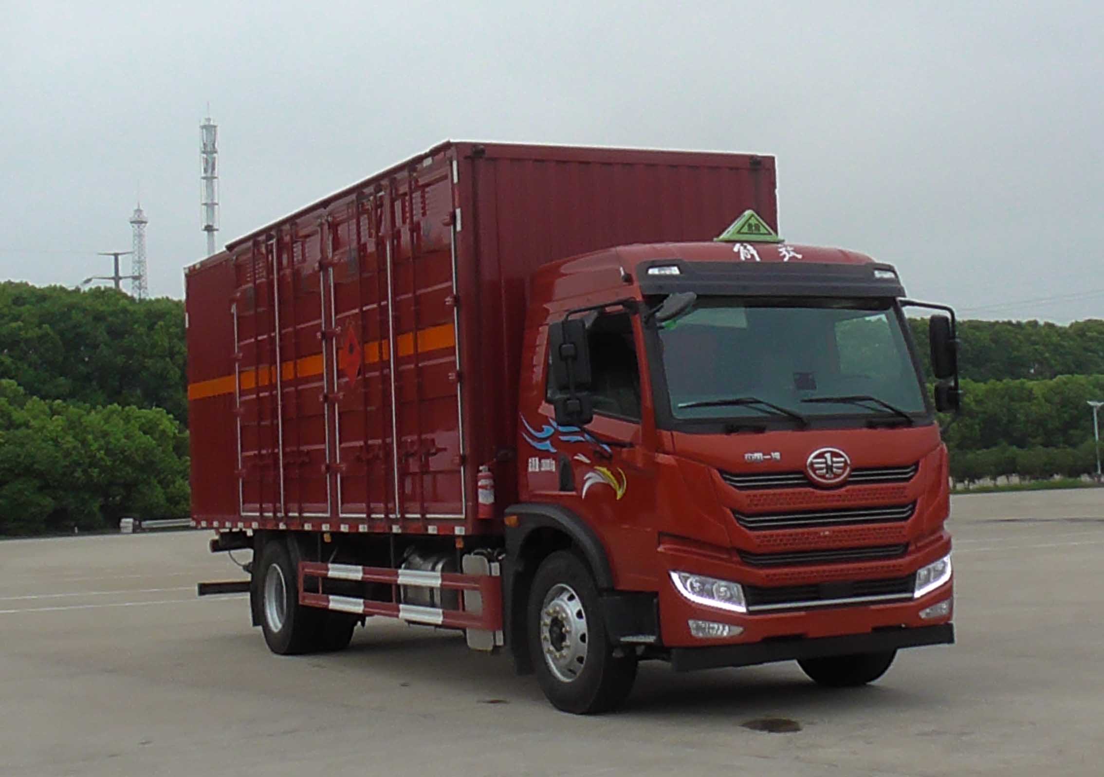 STD5185XRYCA6型易燃液體廂式運(yùn)輸車