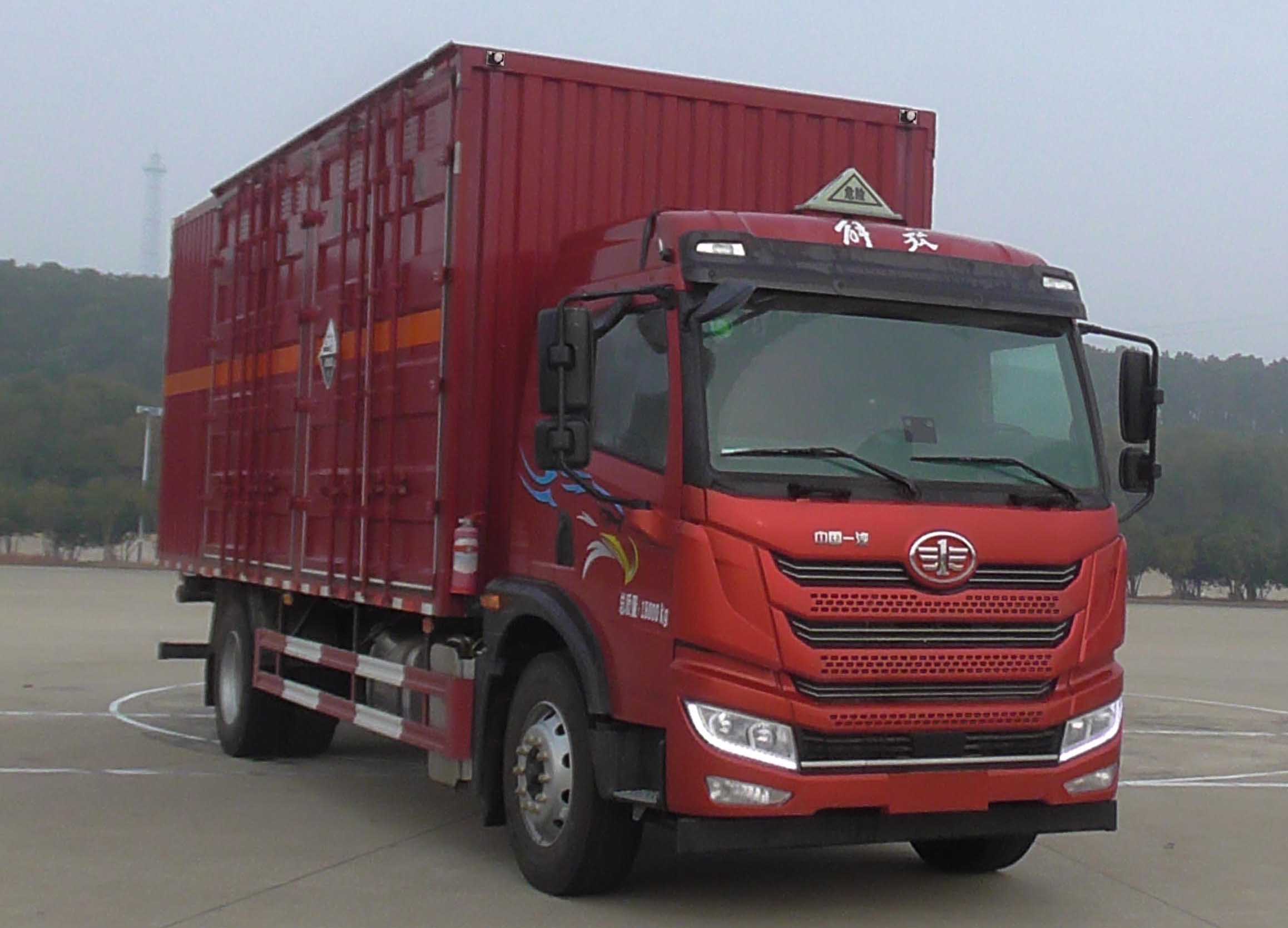 STD5185XFWCA6型腐蝕性物品廂式運(yùn)輸車