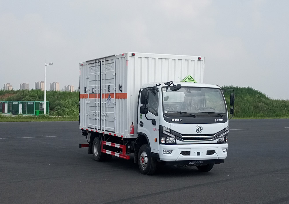 STD5095XZWEQ6型雜項(xiàng)危險(xiǎn)物品廂式運(yùn)輸車