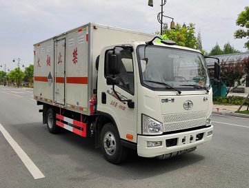 CLW5040XZWC6型杂项危险物品厢式运输车