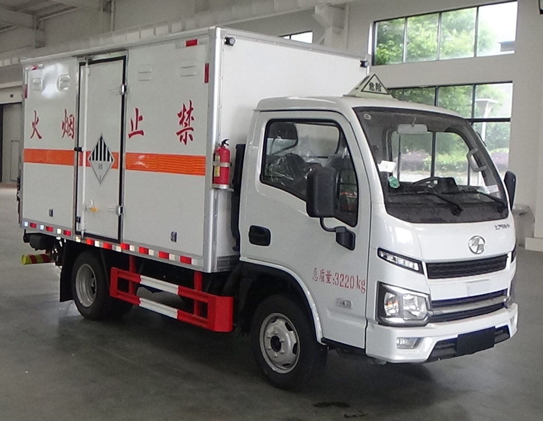 CLW5030XZWBFB型杂项危险物品厢式运输车