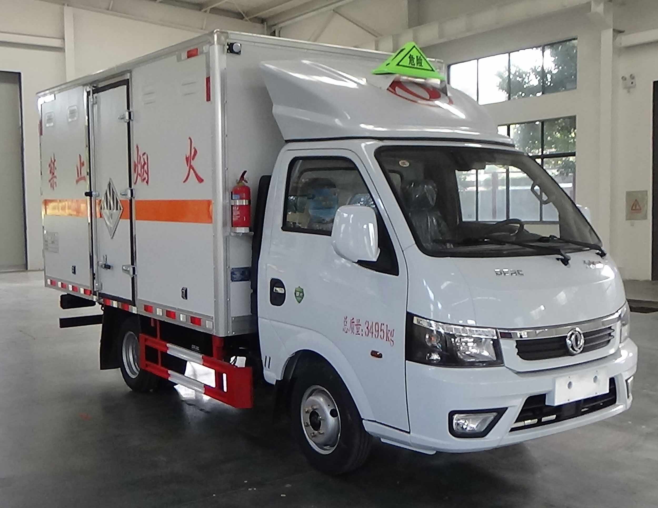 CLW5031XZWBFB型杂项危险物品厢式运输车