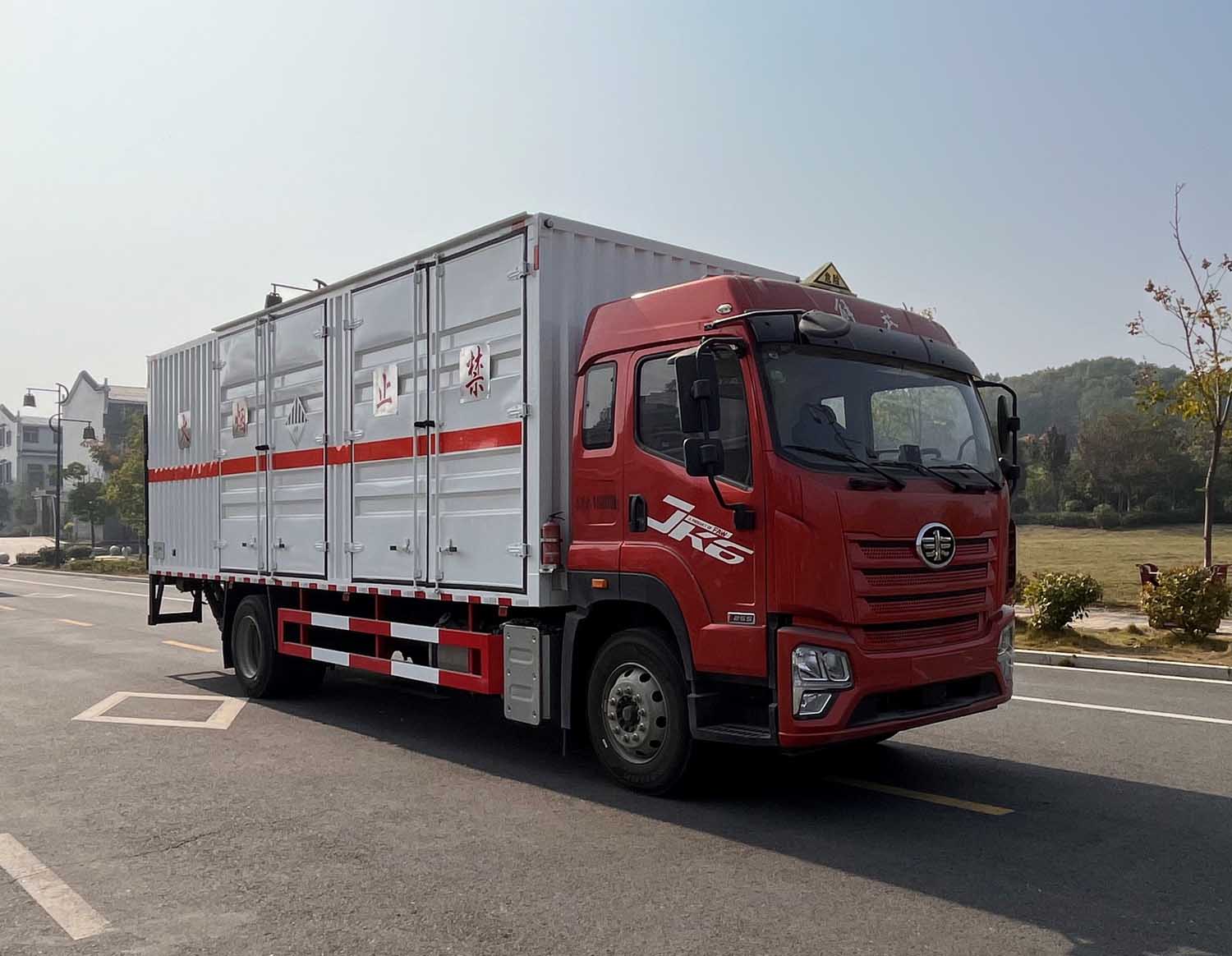 CLW5182XZWCDP型杂项危险物品厢式运输车