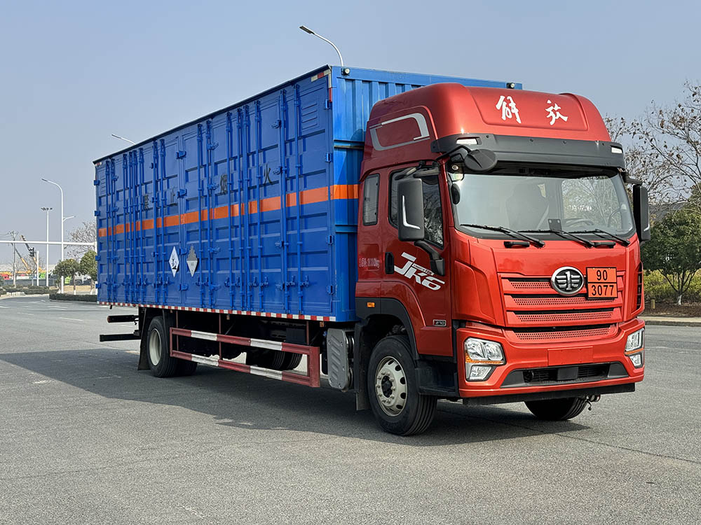 STD5181XZWCA6型雜項(xiàng)危險(xiǎn)物品廂式運(yùn)輸車