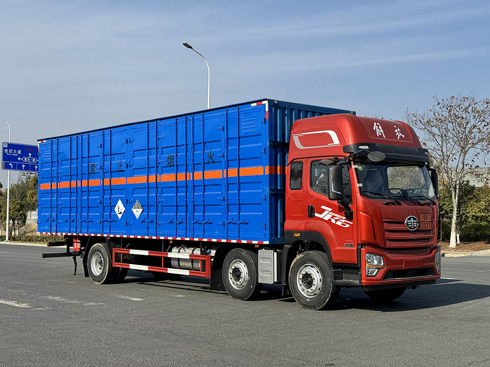 STD5261XZWCA6型雜項(xiàng)危險(xiǎn)物品廂式運(yùn)輸車