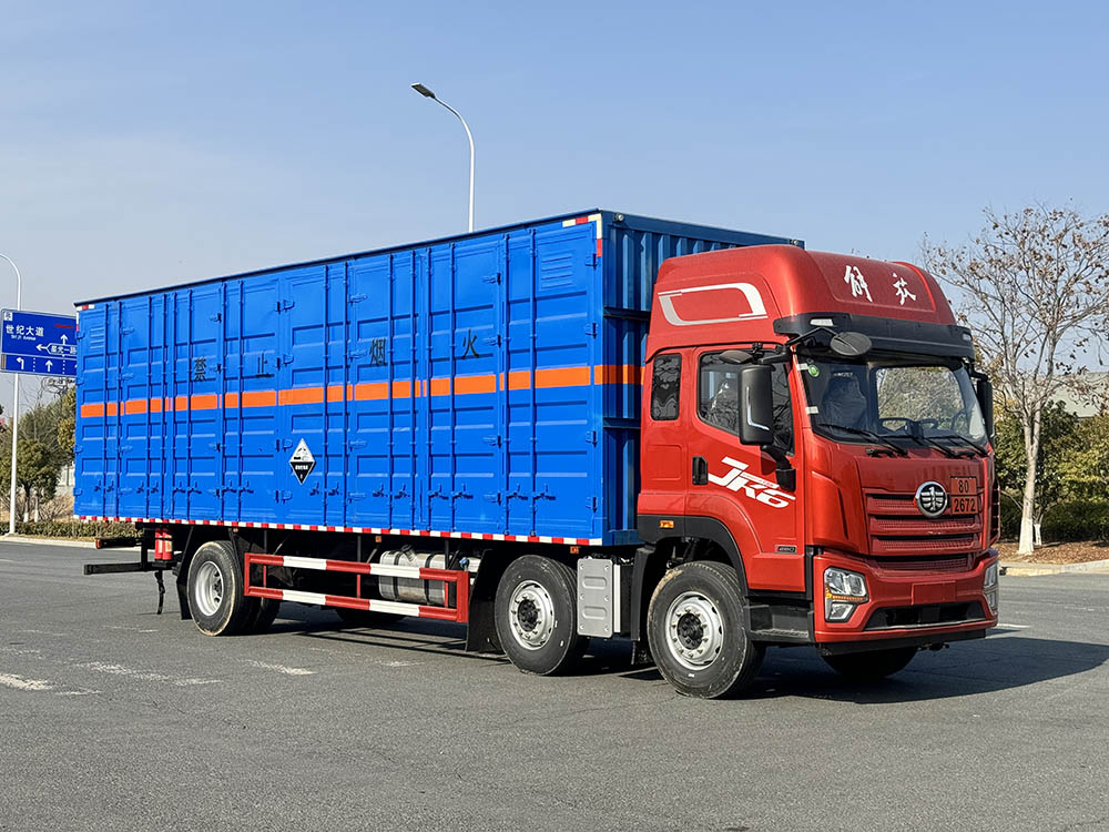 STD5261XFWCA6型腐蝕性物品廂式運(yùn)輸車