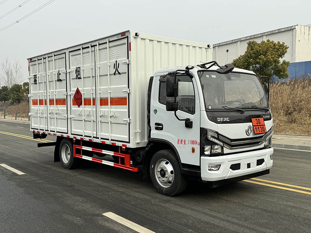 STD5125XRYEQ6型易燃液體廂式運(yùn)輸車