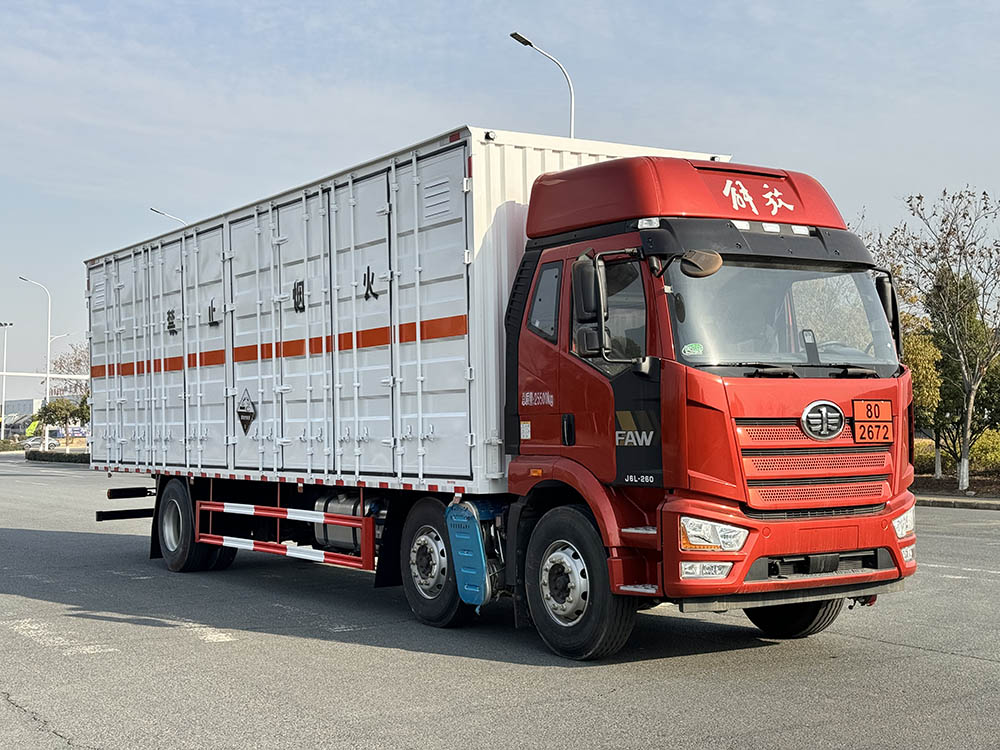 STD5260XFWCA6型腐蝕性物品廂式運(yùn)輸車