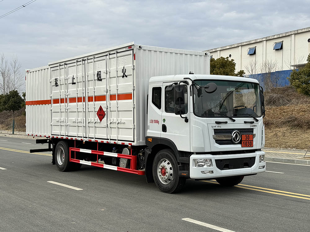 STD5185XRYEQ6型易燃液體廂式運(yùn)輸車