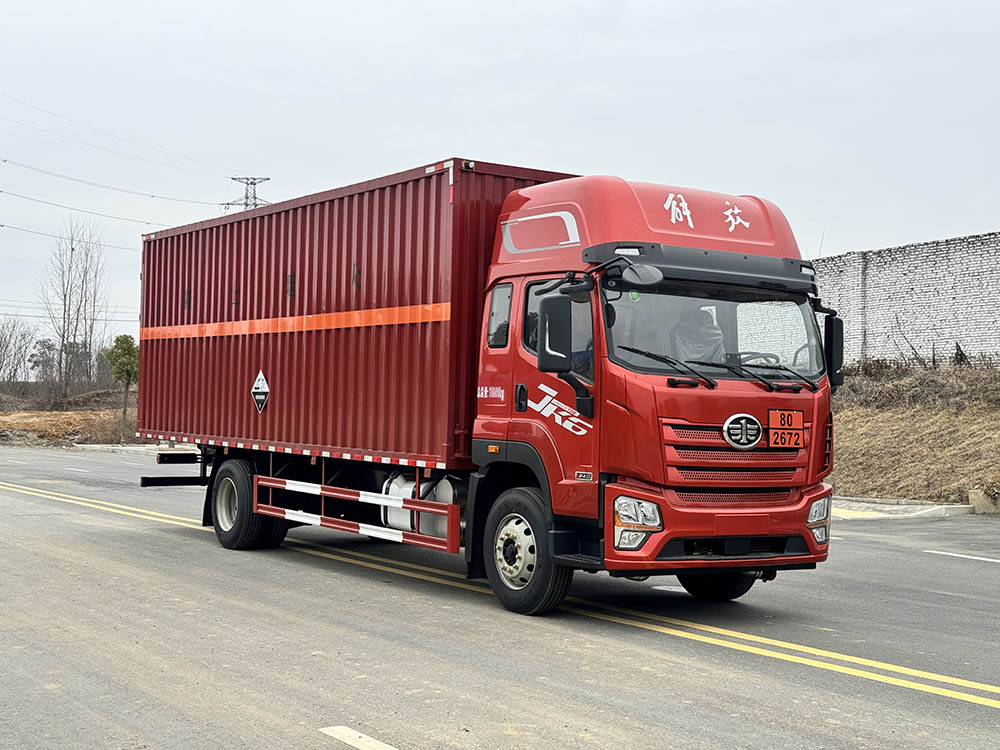 STD5180XFWCA6型腐蝕性物品廂式運(yùn)輸車