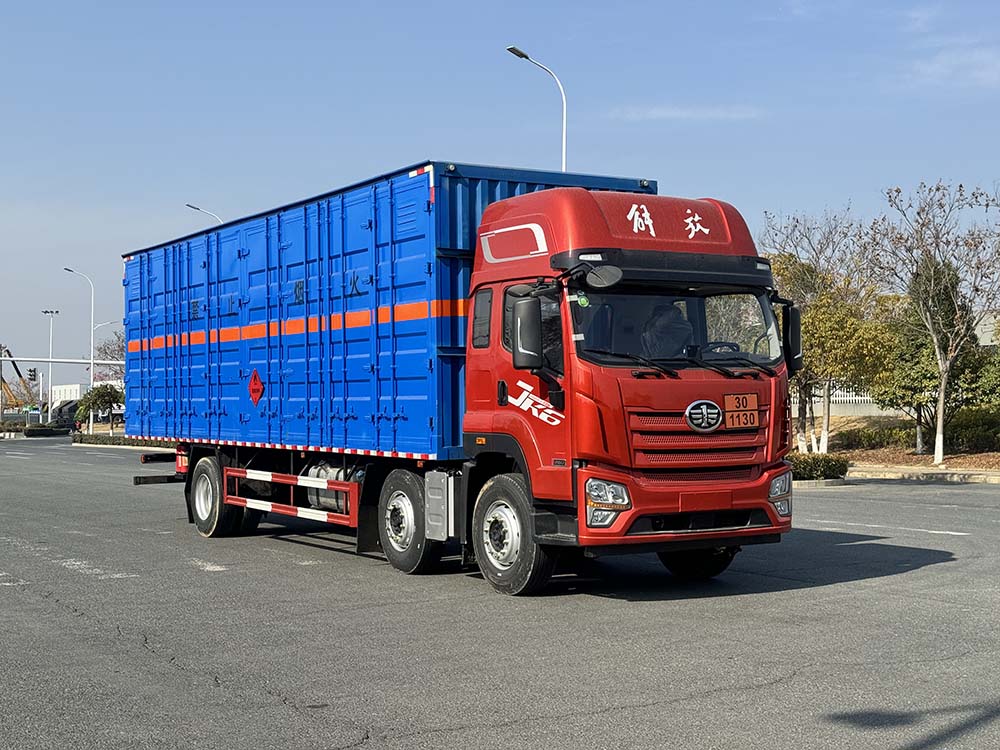 STD5261XRYCA6型易燃液體廂式運(yùn)輸車