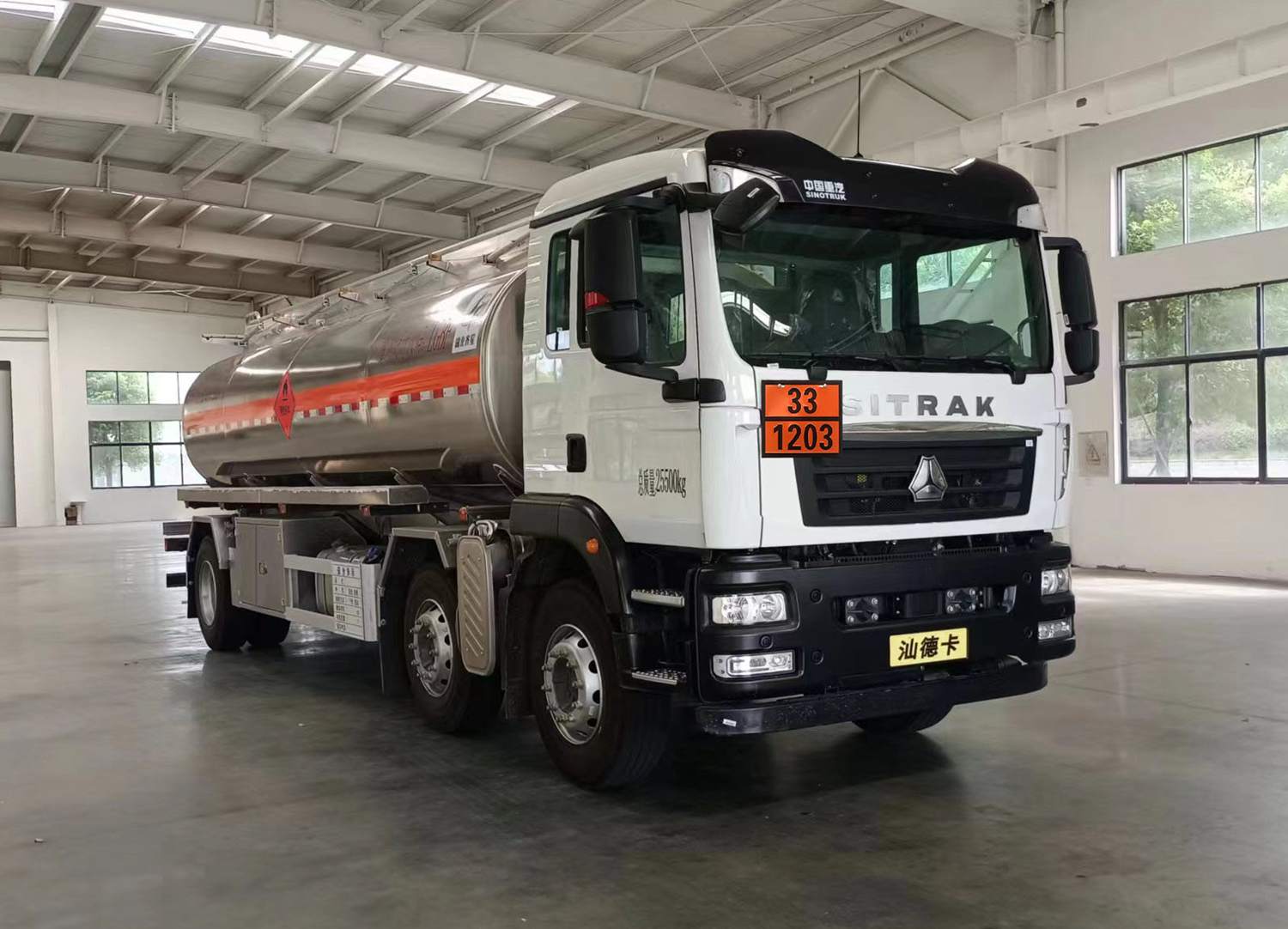 QXC5263GYYZ6型铝合金运油车